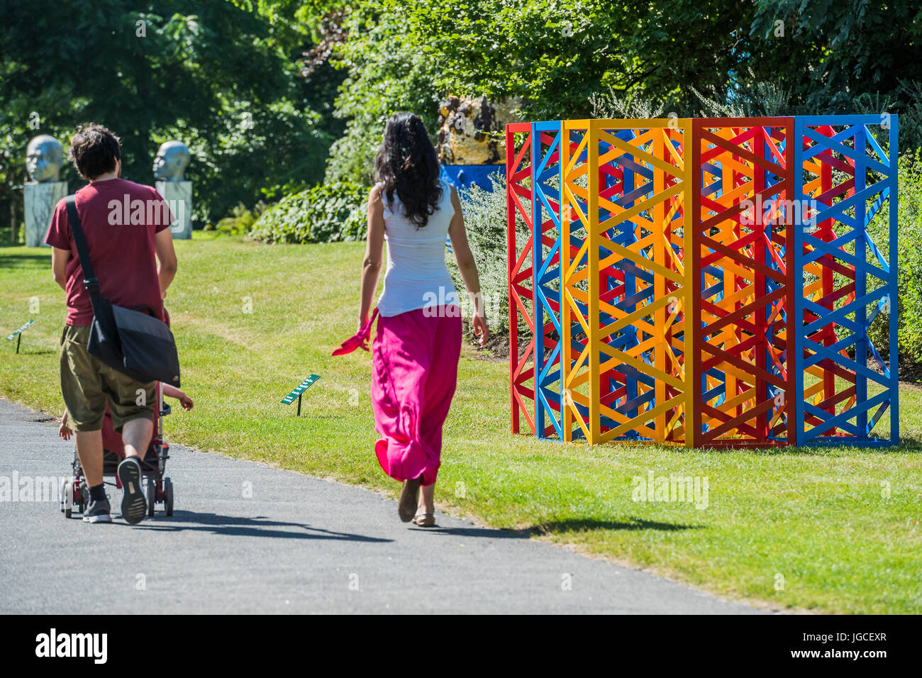 Londra, Regno Unito. 5 lug 2017. Da Rasheed Araeen, per la stagione estiva - Il Regents Park (2017) - Il fregio Sculpture Park 2017 comprende grandi opere, l'insieme nei giardini inglesi . Gli impianti rimarranno a vista fino al 8 ottobre 2017. Credito: Guy Bell/Alamy Live News Foto Stock