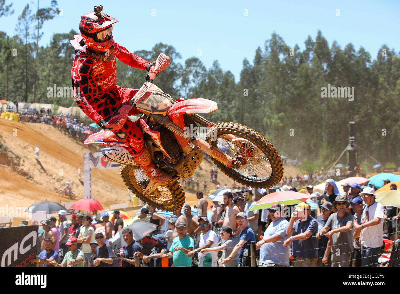 Tim Gajser #243 (SLO) in Honda del team HRC MXGP in azione durante la MXGP nel Campionato del Mondo 2017 gara del Portogallo, Agueda, 2 luglio 2017. (Foto di Bruno Barros) Foto Stock