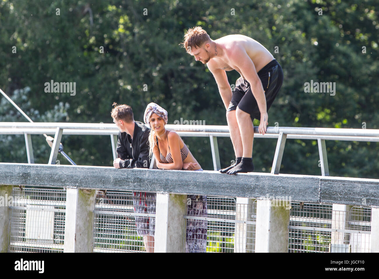 Cardiff, Regno Unito. 5 lug 2017. Come temperature raggiunte 25 gradi centigradi, persone nuotato nel fiume Taff, Cardiff, questo pomeriggio il 5 luglio 2017. Il nuoto è vietato alla Blackweir sul fiume Taff ma rimane un popolare la balneazione e pagaiando posto vicino al centro della città nei giorni caldi. Credito: Chris Stevenson/Alamy Live News Foto Stock