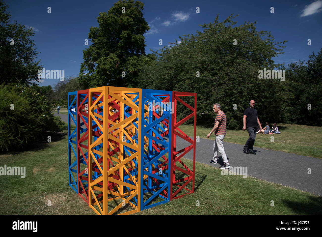 Londra, Regno Unito. 05 Luglio, 2017. Fregio Scultura 2017 apre al pubblico il 5 luglio 2017 nei giardini inglesi in Regents Park, Londra, Inghilterra, Regno Unito. Questa è Londra la più grande vetrina di outdoor principali opere di importanti artisti e gallerie, presentando una libera mostra all'aperto per Londra e i suoi visitatori internazionali durante i mesi estivi. Da Rasheed Araeen, per la stagione estiva - Il Regents Park 2017. Credito: Michael Kemp/Alamy Live News Foto Stock