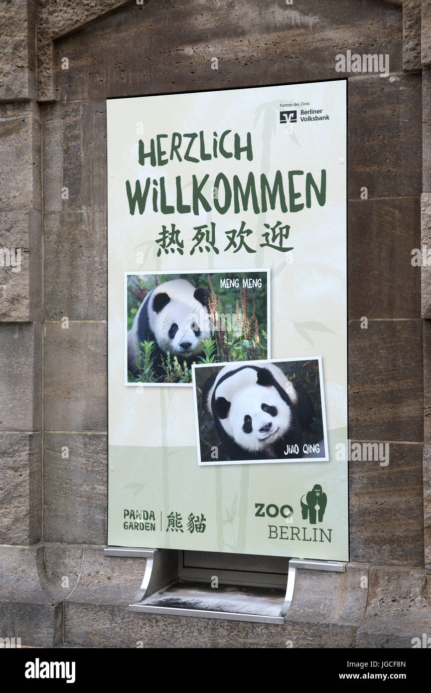 "Herzlich willkommen' (lit. molto benvenuto) viene scritto su un segno di fronte allo Zoo di Berlino, Germania, 05 luglio 2017. Vi il nuovo contenitore di panda sarà inaugurato alla presenza del cancelliere tedesco Merkel e il presidente cinese Jinping. Foto: dpa Foto Stock
