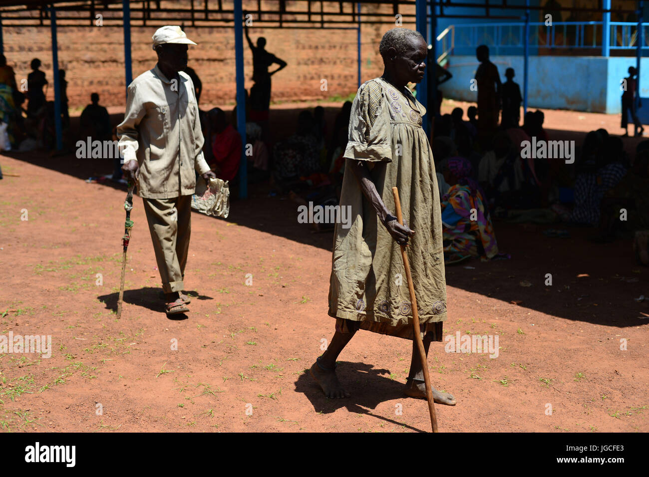 5 luglio 2017 - wau, Wau, Sud Sudan - due anziani a piedi infuriato e a mani vuote dopo aver scoperto che essi non si trovano in un programma per le persone più vulnerabili, anche se ha mangiato niente in quattro giorni. Lei è tra le migliaia di persone che hanno trovato rifugio presso il Saint Maria Aiuto dei Cristiani nella cattedrale di Wau, sud Sudan, dove milioni di persone sono state sfollate a causa della guerra civile e di rimanere sul bordo della carestia. La città è stata attaccata dai ribelli nel giugno dello scorso anno e la guerra civile in corso ha mantenuto la gente dove sono, con solo un minimo di razioni alimentari dal Programma alimentare mondiale che non ha consegnato razioni alimentari qui poiché ma Foto Stock