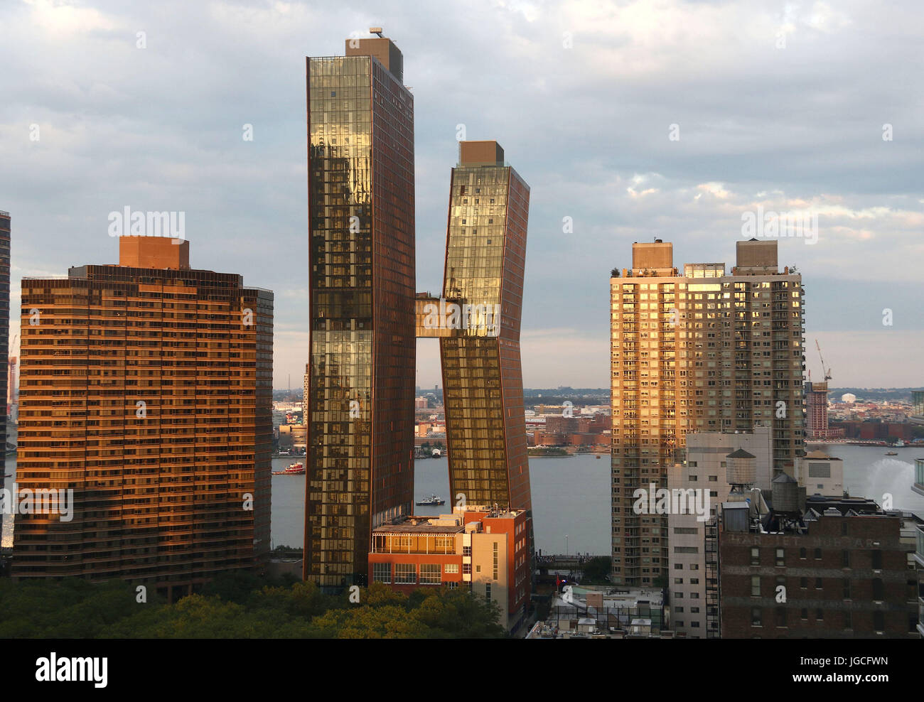 New York, New York, Stati Uniti d'America. 5 Luglio, 2017. Una vista della American edifici di rame in Kips Bay si trova a 626 1° Avenue guardando oltre l'East River. La doppia torre rivestita di rame grattacieli residenziali sono collegate da una storia di tre ponte sopraelevato. Gli edifici recentemente alloggiato il loro primo inquilini tra il 41 Storia e Storia 48 torri. Credito: Nancy Kaszerman/ZUMA filo/Alamy Live News Foto Stock