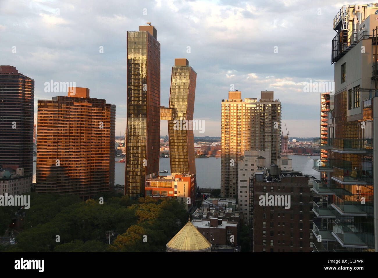 New York, New York, Stati Uniti d'America. 5 Luglio, 2017. Una vista della American edifici di rame in Kips Bay si trova a 626 1° Avenue guardando oltre l'East River. La doppia torre rivestita di rame grattacieli residenziali sono collegate da una storia di tre ponte sopraelevato. Gli edifici recentemente alloggiato il loro primo inquilini tra il 41 Storia e Storia 48 torri. Credito: Nancy Kaszerman/ZUMA filo/Alamy Live News Foto Stock