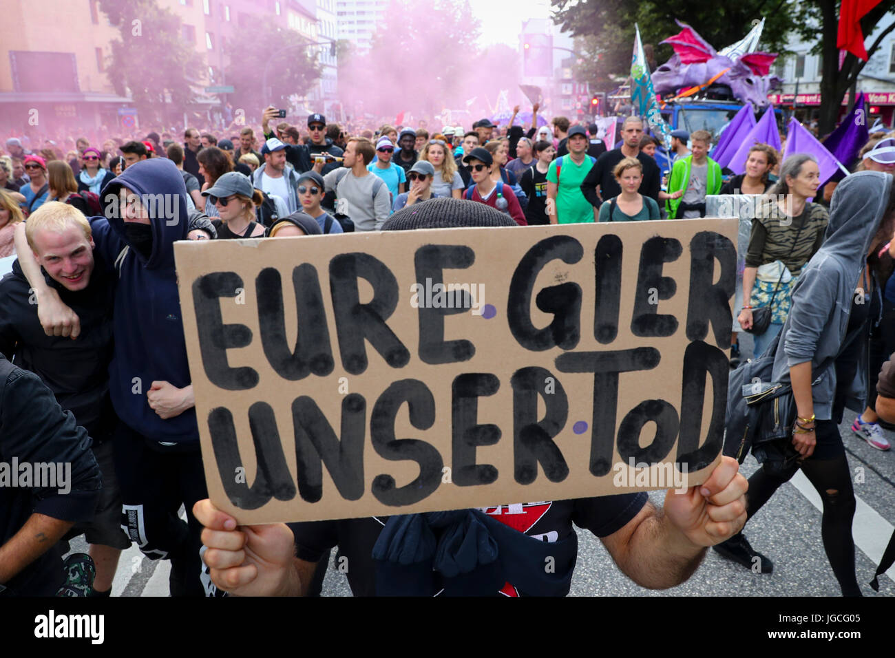 Amburgo, Germania. 05 Luglio, 2017. I partecipanti di una dimostrazione contro il prossimo Vertice del G20 a piedi attraverso la Reeperbahn e tenere premuto su un cartello che diceva "Eure Gier ist unser Tod' (lit. la vostra avidità è la nostra morte)ad Amburgo, Germania, 05 luglio 2017. Le teste delle maggiori nazioni industrializzate si incontrano per il vertice del G20 in Hamburg 6-7 luglio. Credito: dpa picture alliance/Alamy Live News Foto Stock