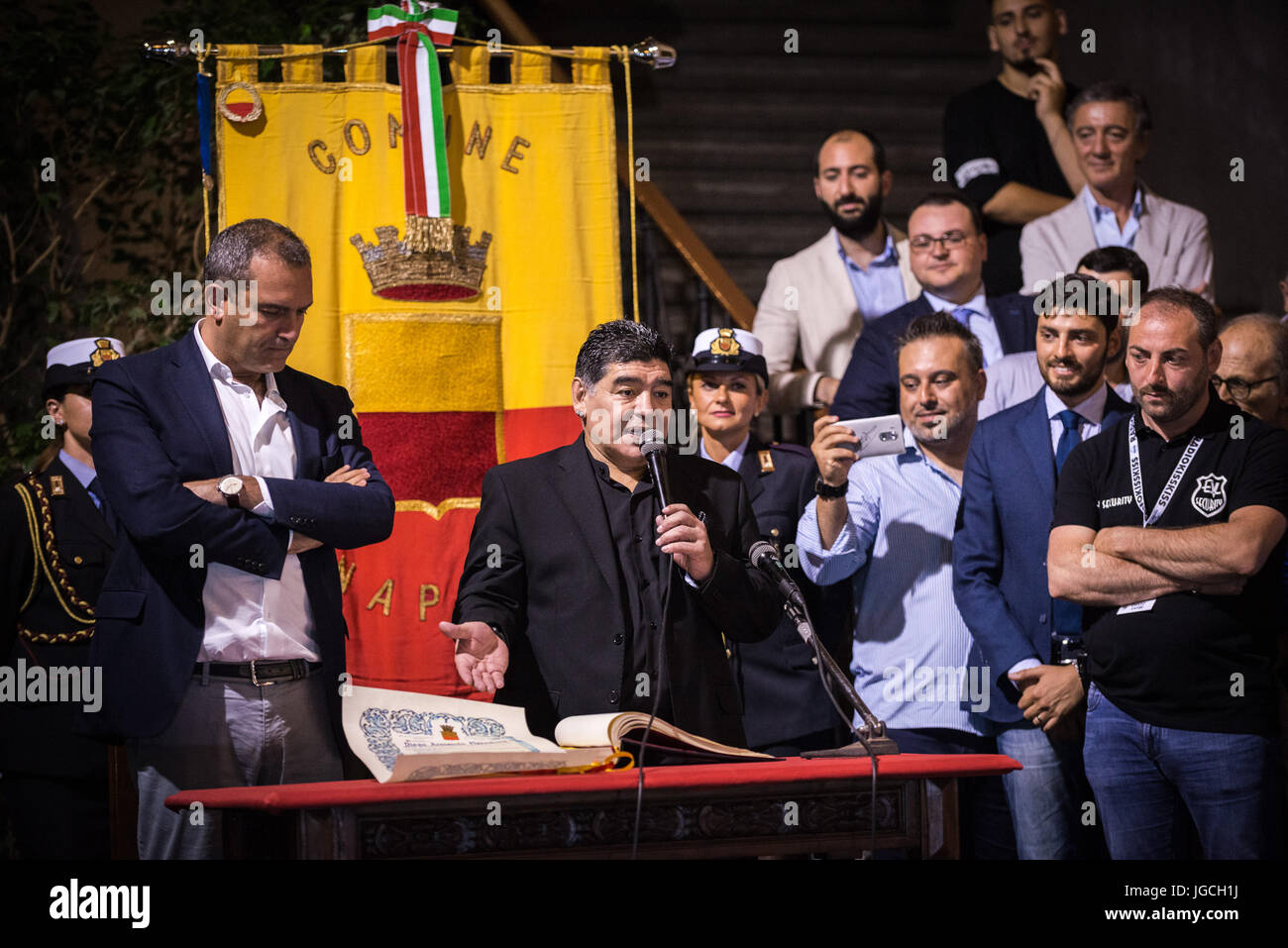 Napoli, Italia. 05 Luglio, 2017. Diego Armando Maradona, in occasione del film diretto da Alessandro Siani 'Effetto Maradona', ricevuto la onorevole Napoletano di cittadinanza nella Piazza del Plebiscito. Importanti misure di sicurezza per alleviare tutti i tipi di disturbi, comprese psicosi terroristica che ha colpito Torino durante la Champions Juve-Real finale Madrid. (Italia, Napoli, 5 luglio 2017) Credito: IPA/Alamy Live News Foto Stock