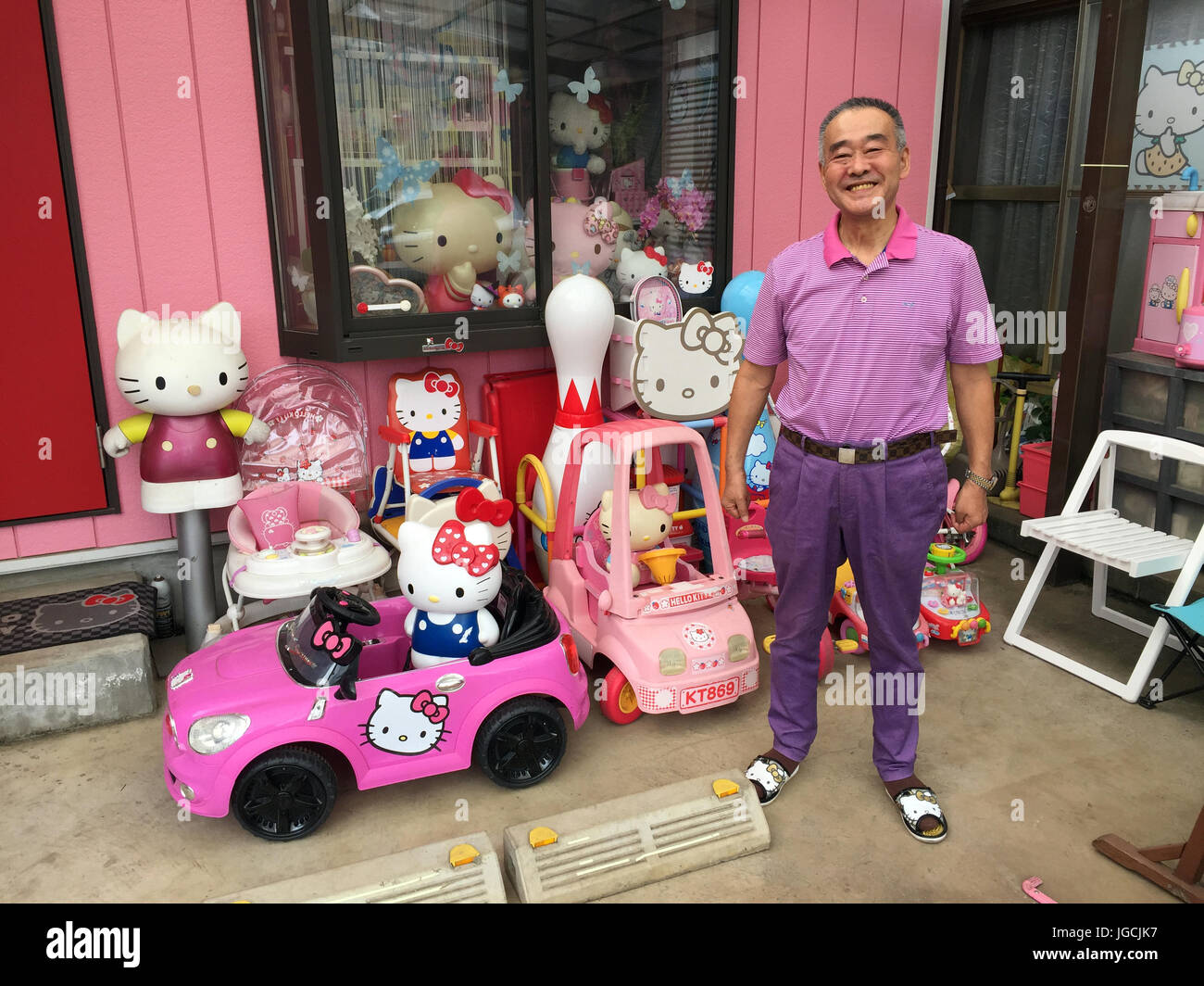 Chiba, Giappone. Il 29 giugno, 2017. Giapponese Masao Gunji (67), che possiede la più grande nel mondo Hello Kitty collezione, è raffigurato nella parte anteriore di un Kitty House, costruita accanto alla sua casa residenziale, in Chiba, Giappone, 29 giugno 2017. Egli possiede più di 10.000 Hello Kitty burattini e altri prodotti con Hello Kitty motivazioni. Per questo motivo il pensioned funzionario di polizia ha reso il Guinness World Record. Foto: Lars Nicolaysen/dpa/Alamy Live News Foto Stock