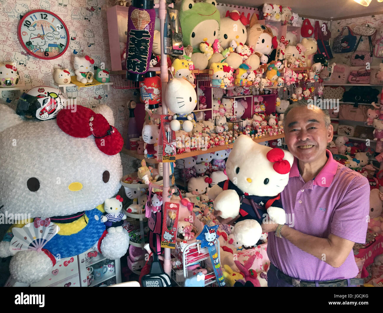 Chiba, Giappone. Il 29 giugno, 2017. Giapponese Masao Gunji (67), che possiede la più grande nel mondo Hello Kitty collezione, è raffigurato all'interno di una casa di Kitty, costruita accanto alla sua casa residenziale, in Chiba, Giappone, 29 giugno 2017. Egli possiede più di 10.000 Hello Kitty burattini e altri prodotti con Hello Kitty motivazioni. Per questo motivo il pensioned funzionario di polizia ha reso il Guinness World Record. Foto: Lars Nicolaysen/dpa/Alamy Live News Foto Stock