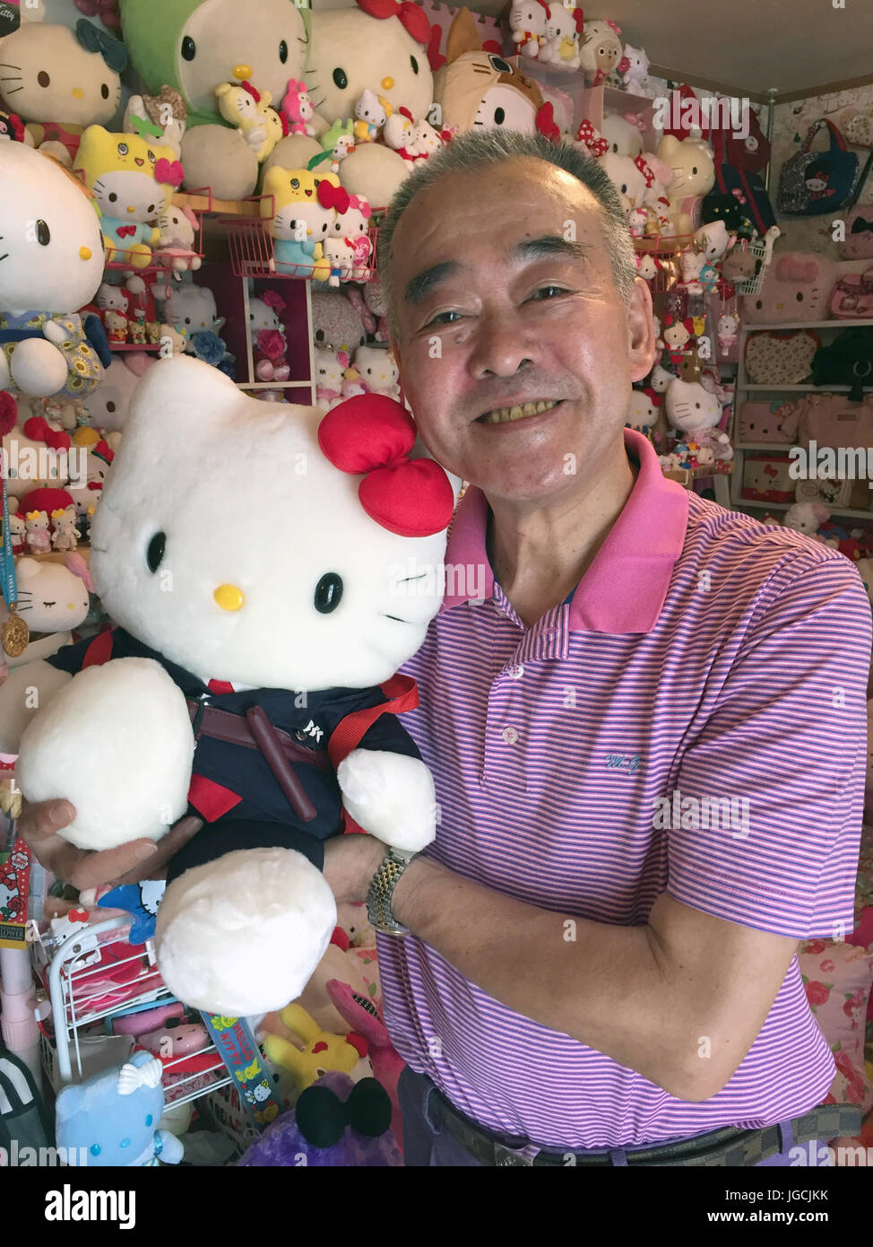 Chiba, Giappone. Il 29 giugno, 2017. Giapponese Masao Gunji (67), che possiede la più grande nel mondo Hello Kitty collezione, è raffigurato all'interno di una casa di Kitty, costruita accanto alla sua casa residenziale, in Chiba, Giappone, 29 giugno 2017. Egli possiede più di 10.000 Hello Kitty burattini e altri prodotti con Hello Kitty motivazioni. Per questo motivo il pensioned funzionario di polizia ha reso il Guinness World Record. Foto: Lars Nicolaysen/dpa/Alamy Live News Foto Stock