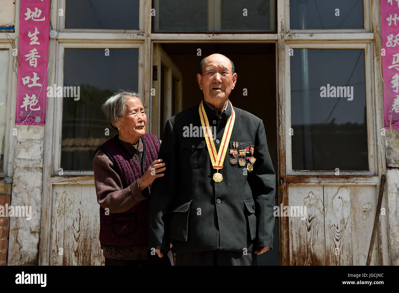 (170706) -- TAIYUAN, Luglio 6, 2017 (Xinhua) -- Veterano Zhang Zhipei (R), 86, stand con sua moglie Liu Sini al cantiere Beijiaochang nel villaggio di Yuxian County, a nord della Cina di nella provincia di Shanxi, 5 maggio 2017. Zhang, nato nel 1931, hanno preso parte all'anti-giapponese la guerra quando era giovane. Il 7 luglio di quest anno segna l'ottantesimo anniversario dell inizio della Cina di otto anni di resistenza contro l'invasione giapponese. La Cina è stata la prima nazione a lottare contro le forze fasciste. La lotta iniziata il 18 settembre 1931, quando le truppe giapponesi hanno iniziato la loro invasione del nord-est della Cina. Essa è stata intensificata quando il Giappone a scala completa Foto Stock