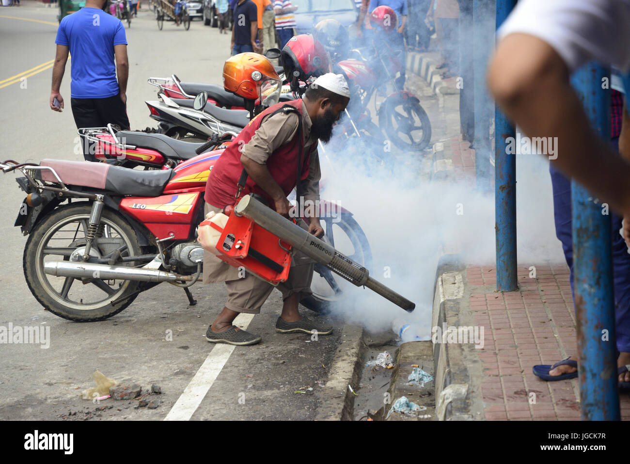 Dacca in Bangladesh. 05 Luglio, 2017. Un dipendente di Dhaka città del nord Corporation spray insetticida per uccidere le zanzare a Tejgaon a Dhaka, nel Bangladesh. Sulla Luglio 05, 2017 Credit: Mamunur Rashid/Alamy Live News Foto Stock