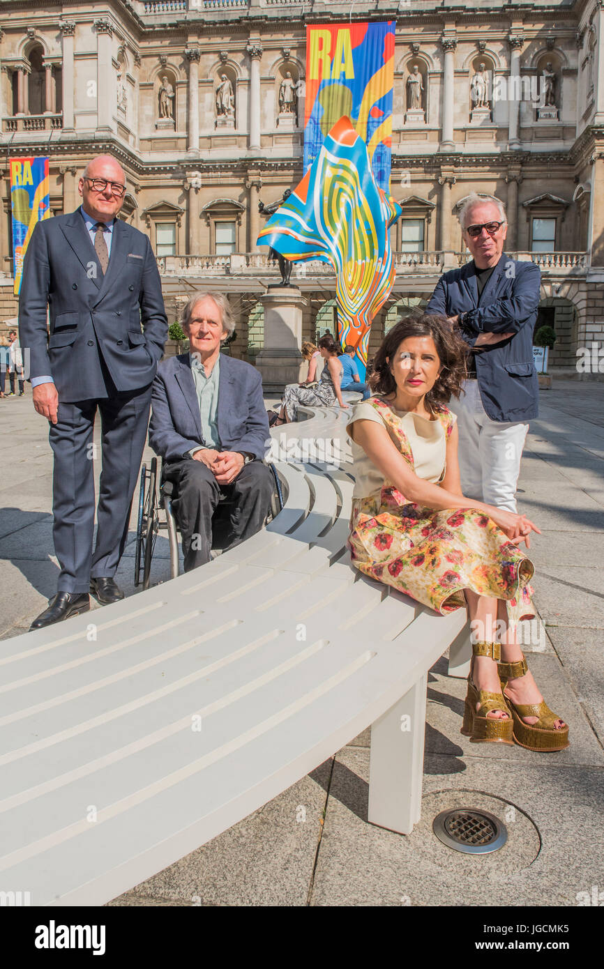 Londra, Regno Unito. 6 Luglio, 2017. Lloyd Dorfman CBE è unita da importanti architetti e Royal accademici Alan Stanton, Farshid Moussavi e Sir David Chipperfield nel cortile Annenberg, Burlington House. Annuncio di un grande dono dalla Dorfman Foundation a "trasformare" il futuro dell'Architettura presso la Reale Accademia delle Belle Arti Londra il 6 luglio 2017. Credito: Guy Bell/Alamy Live News Foto Stock