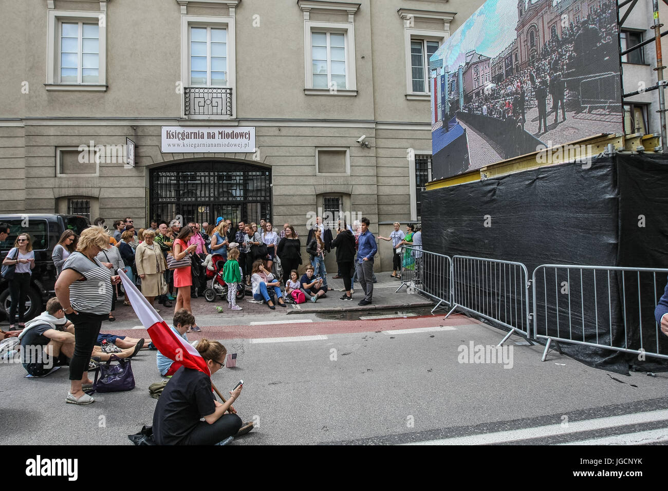 Varsavia, Polonia. 06 Luglio, 2017. La gente accogliente Presidente degli Stati Uniti d'America Donald Trump presso la piazza Karsinskich sono visti a Varsavia, Polonia, il 6 luglio 2017 . Donald Trump arrivati in Polonia per incontrare il Presidente Andrzej Duda e offrire un discorso a tre mari conferenza. Credito: Michal Fludra/Alamy Live News Foto Stock