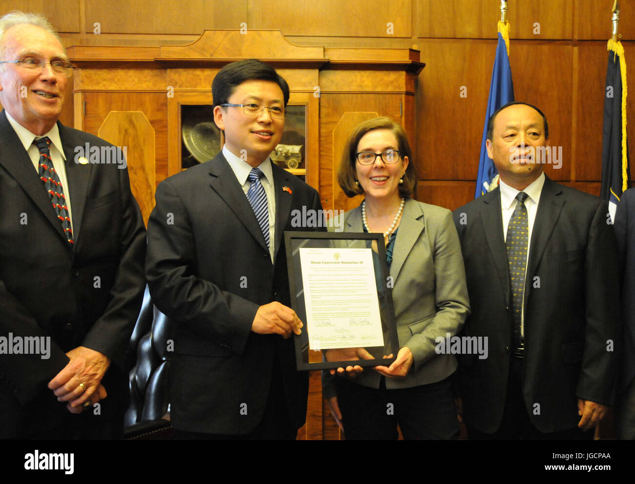 Salem, Stati Uniti d'America. 5 Luglio, 2017. Stati Uniti Oregon governatore dello Stato di Kate marrone (2 R) presenta il documento a Ren Faqiang (2 L), cinese il vice Console Generale a San Francisco in Salem, gli Stati Uniti il 5 luglio 2017. Stati Uniti Oregon governatore dello Stato di Kate Brown ha firmato una risoluzione il mercoledì per avanzare legami economici e commerciali con la Cina. Credito: Ma Dan/Xinhua/Alamy Live News Foto Stock