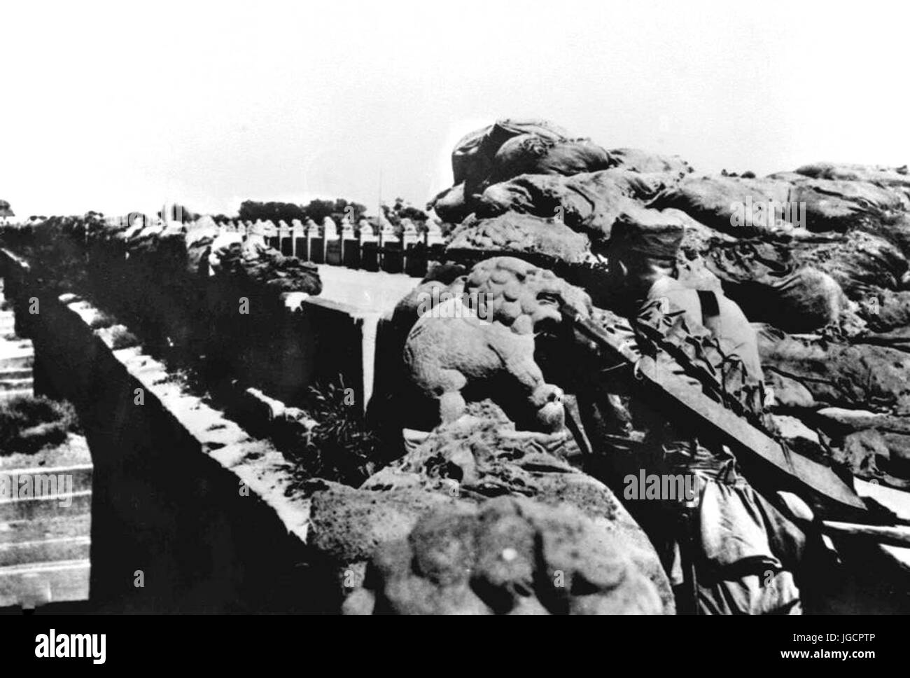 (170706) -- PECHINO, 6 luglio 2017 (Xinhua) -- File mostra fotografica di soldati del n. 29 nazionalisti Corps lotta difficile resistere alla tentazione di invasori giapponesi a ponte Lugou a Pechino. La Cina è stata la prima nazione a lottare contro le forze fasciste. La lotta iniziata il 18 settembre 1931, quando le truppe giapponesi hanno iniziato la loro invasione del nord-est della Cina. Essa è stata intensificata quando il Giappone a piena scala invasione iniziò dopo un fondamentale punto di accesso a Pechino, Ponte Lugou, noto anche come ponte di Marco Polo, è stato attaccato da truppe giapponesi il 7 luglio 1937. (Xinhua) (MCG) Foto Stock