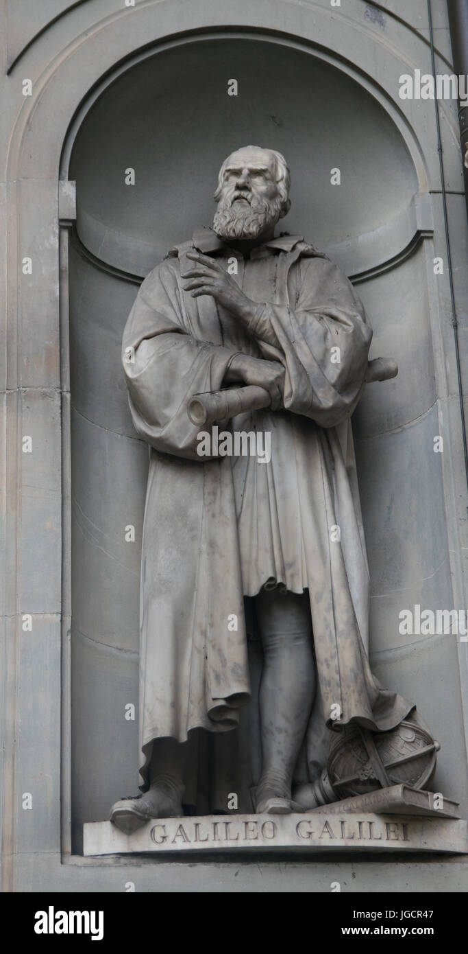 Statua di Galileo Galilei al di fuori del museo degli Uffizi a Firenze, Italia Foto Stock