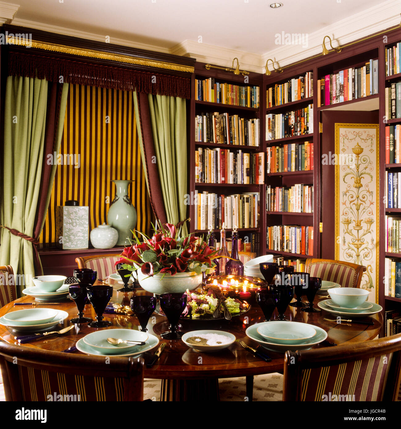 Vittoriano sala da pranzo con la libreria Foto stock - Alamy