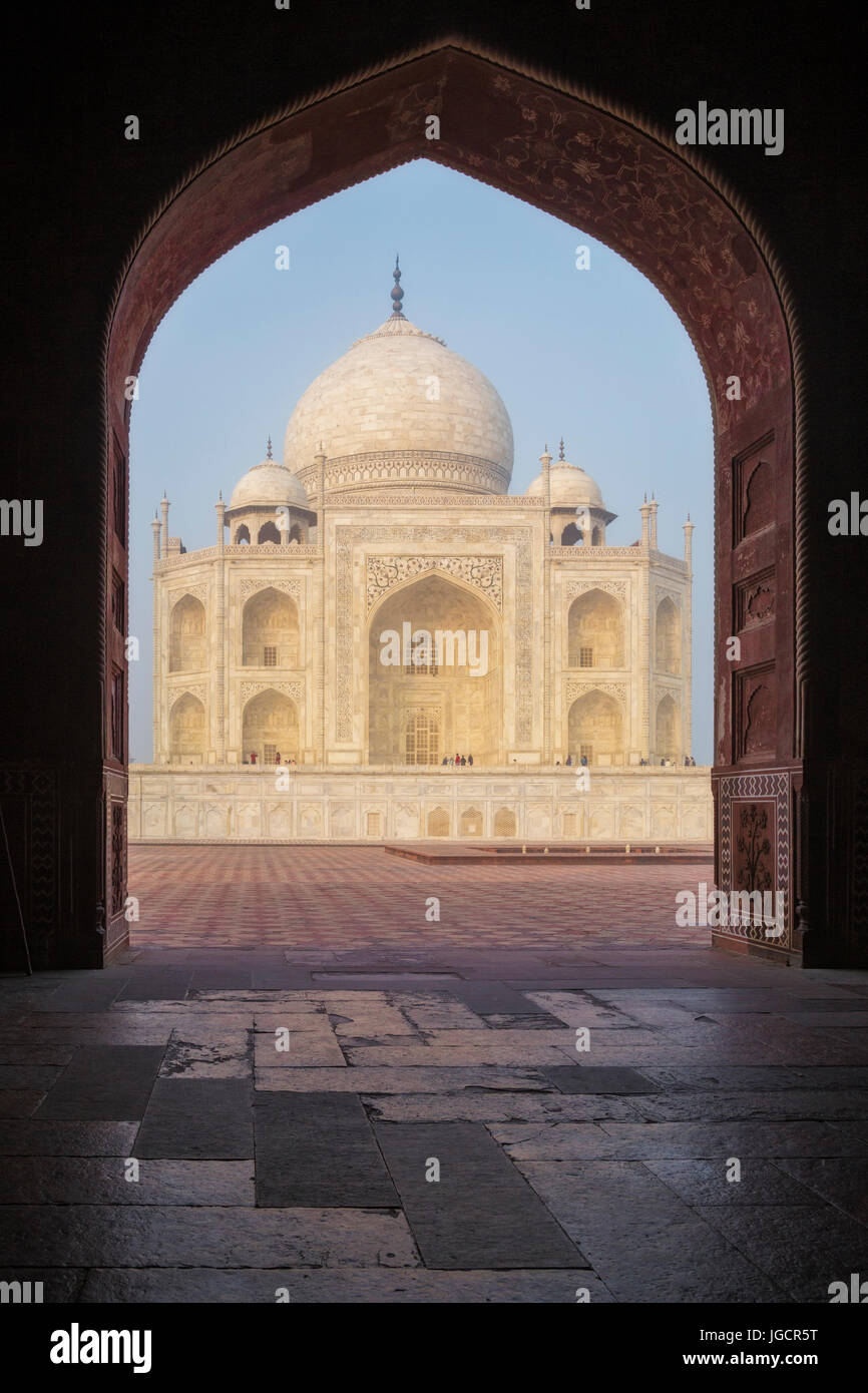 Vista di Taj Mahal attraverso un arco, Agra, Uttar Pradesh, India Foto Stock