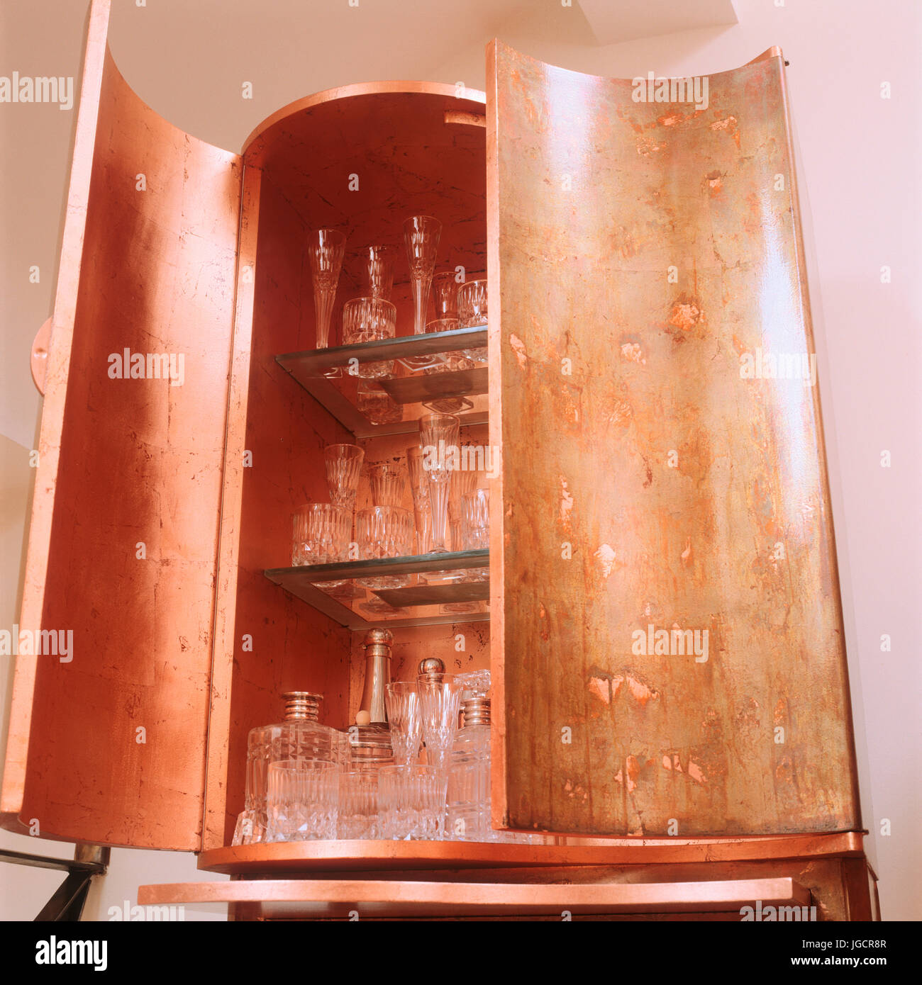 Aprire armadio in legno di vetreria Foto Stock