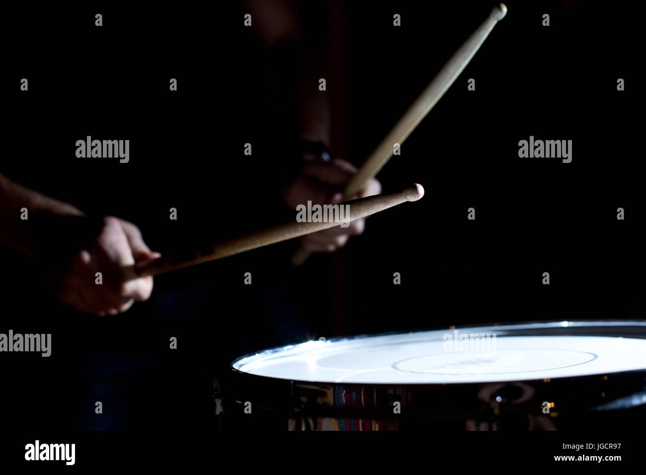 Il percussionista suonando la batteria in uno studio di registrazione Foto Stock