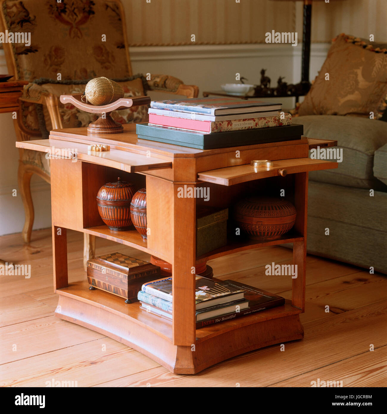 I libri e le urne sul tavolo da caffè in legno Foto Stock