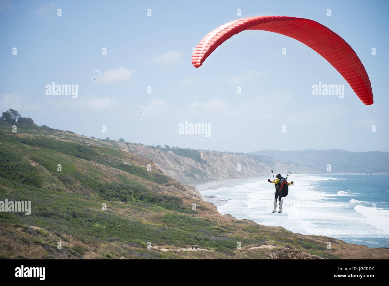 Uomo in parapendio sulla costa, la Jolla, California, Stati Uniti Foto Stock