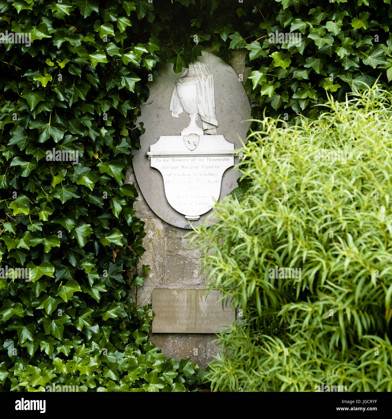 La placca d'argento su pietra in giardino Foto Stock