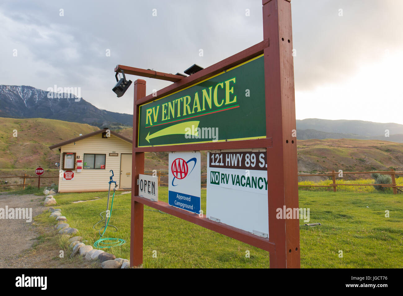 Ingresso segno di RV Yellowstone Park di giardiniere, Montana - vicino all' entrata nord di Yellowstone National Foto Stock