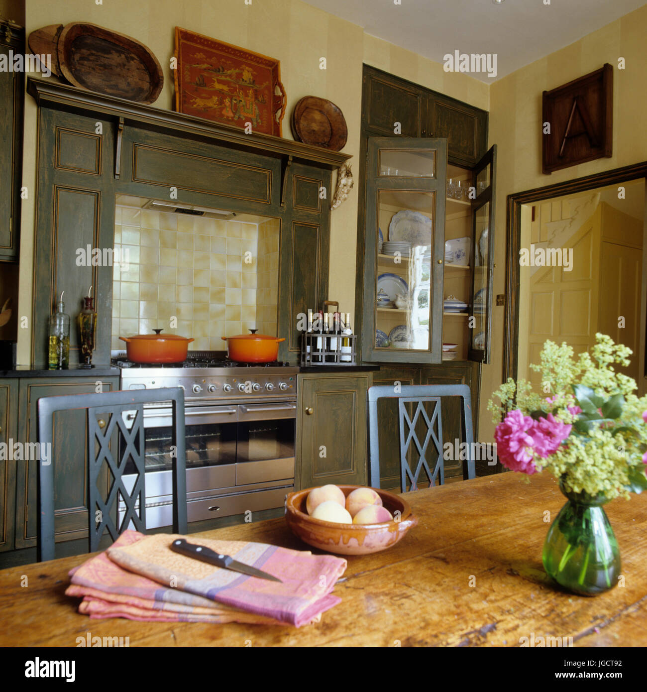 Tavolo da cucina nella parte anteriore della stufa Foto Stock