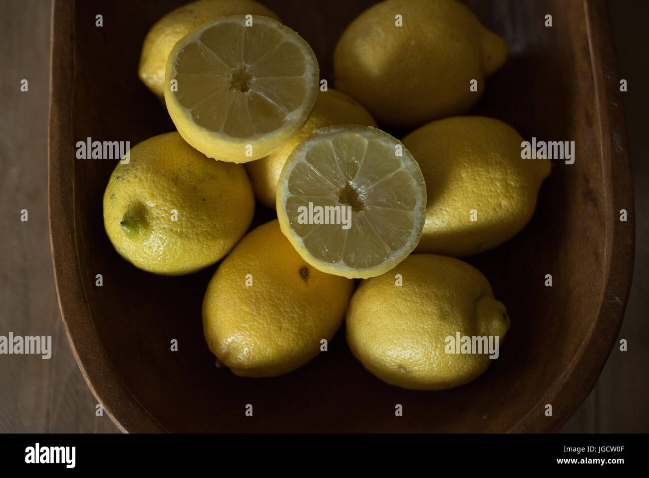 I limoni nella ciotola di legno Foto Stock