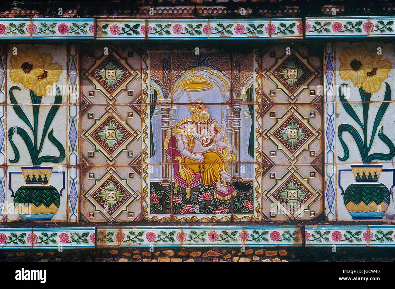 Ganpati dipinto su tulsi vrindavan piastrelle ceramiche, mangeshi tempio, Goa, India, Asia Foto Stock