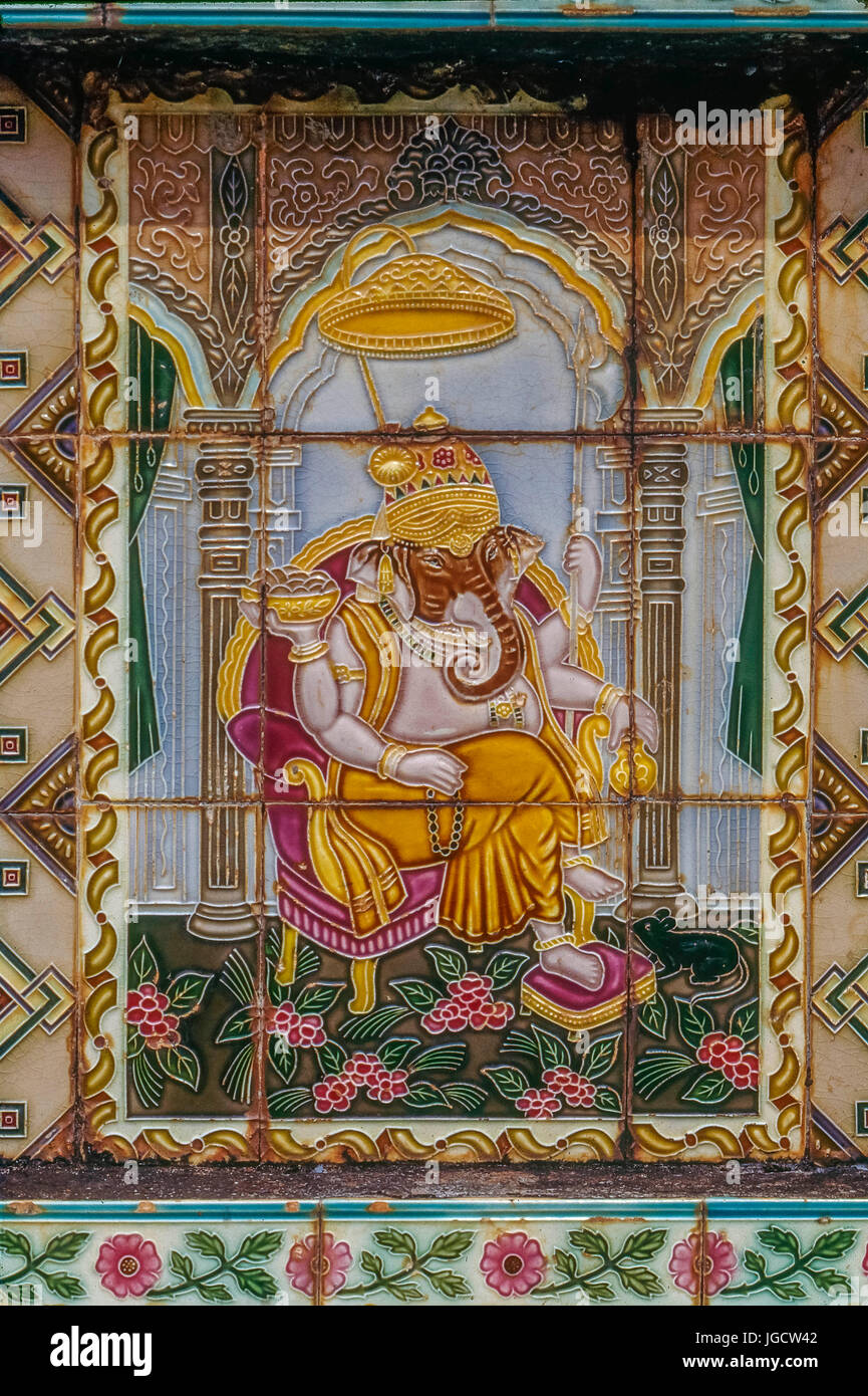Ganpati dipinto su tulsi vrindavan piastrelle ceramiche, mangeshi tempio, Goa, India, Asia Foto Stock