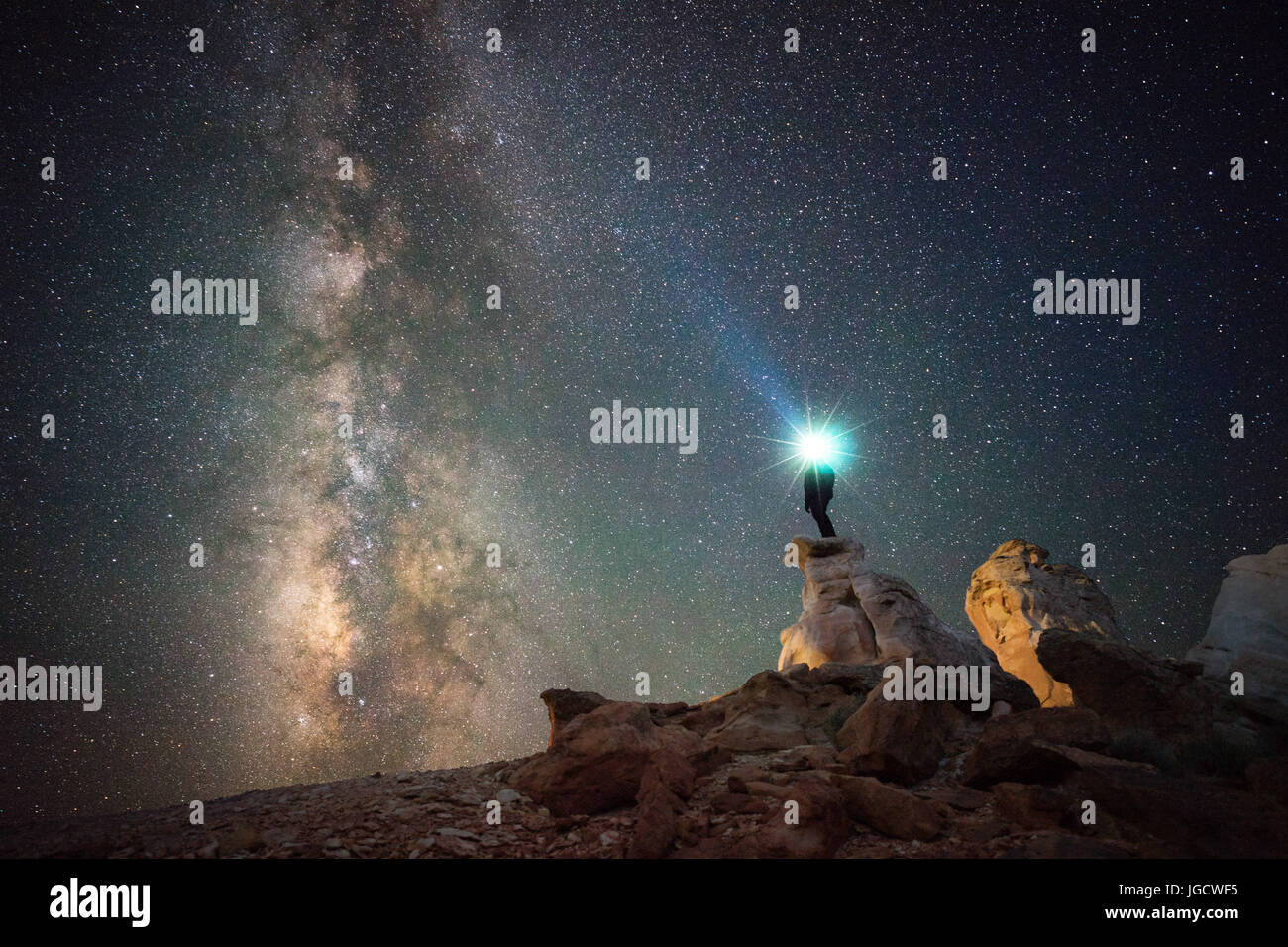 Uomo con proiettore guardando le stelle, Capitol Reef National Park nello Utah, America, STATI UNITI D'AMERICA Foto Stock