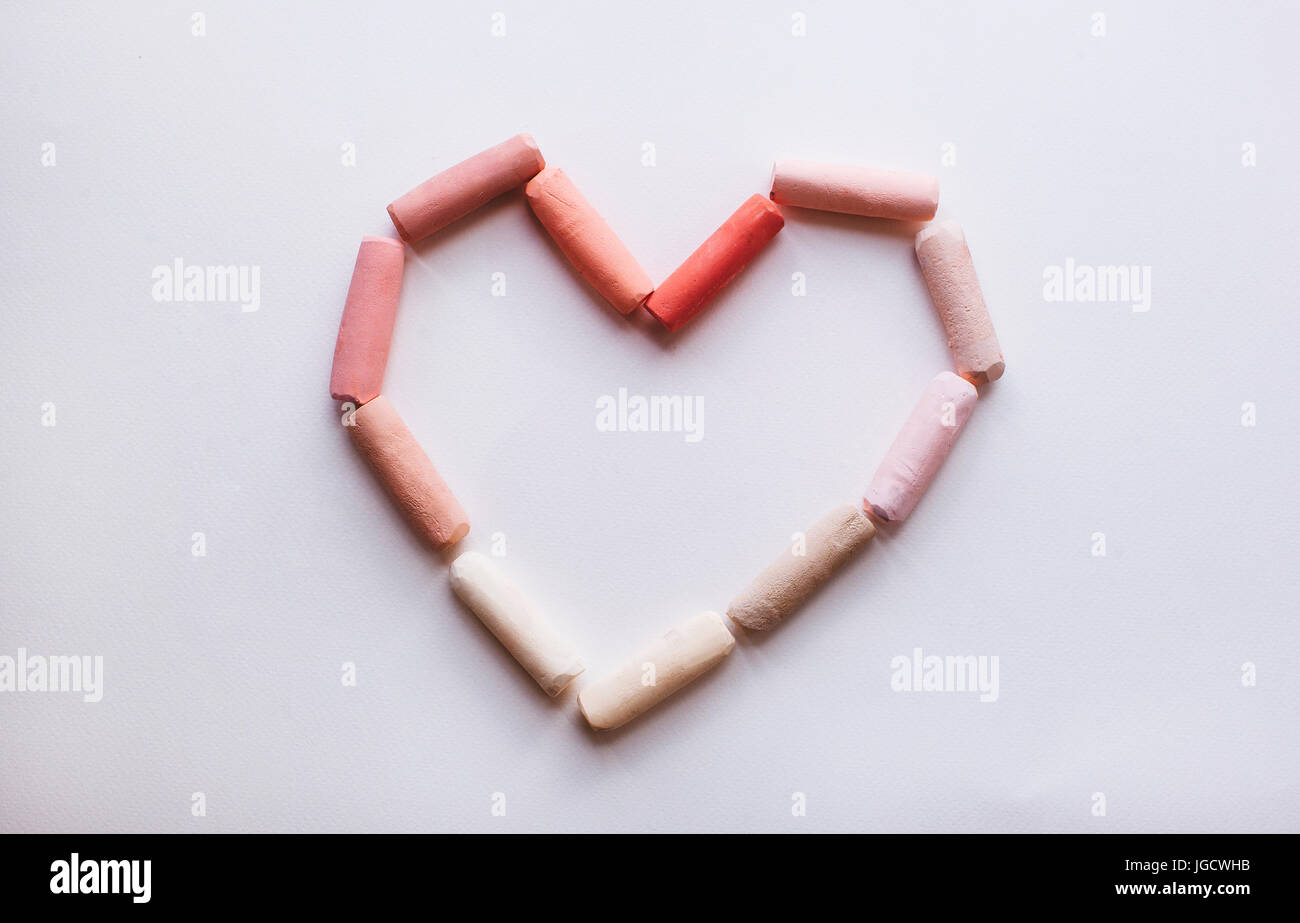 Forma di cuore realizzato dal pastello bastoni Foto Stock