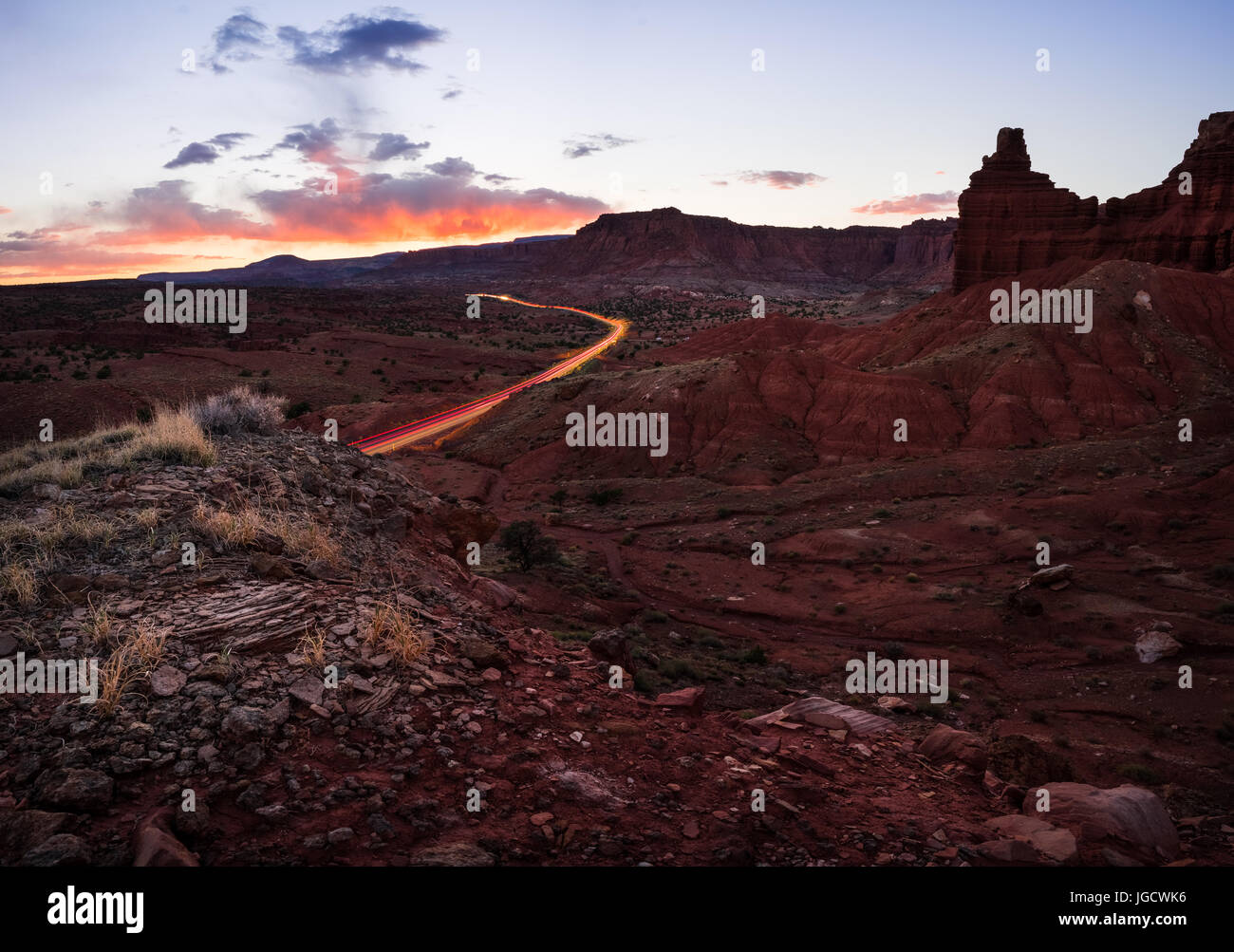 La strada attraverso il deserto al tramonto, Capital Reef National Park nello Utah, America, STATI UNITI D'AMERICA Foto Stock