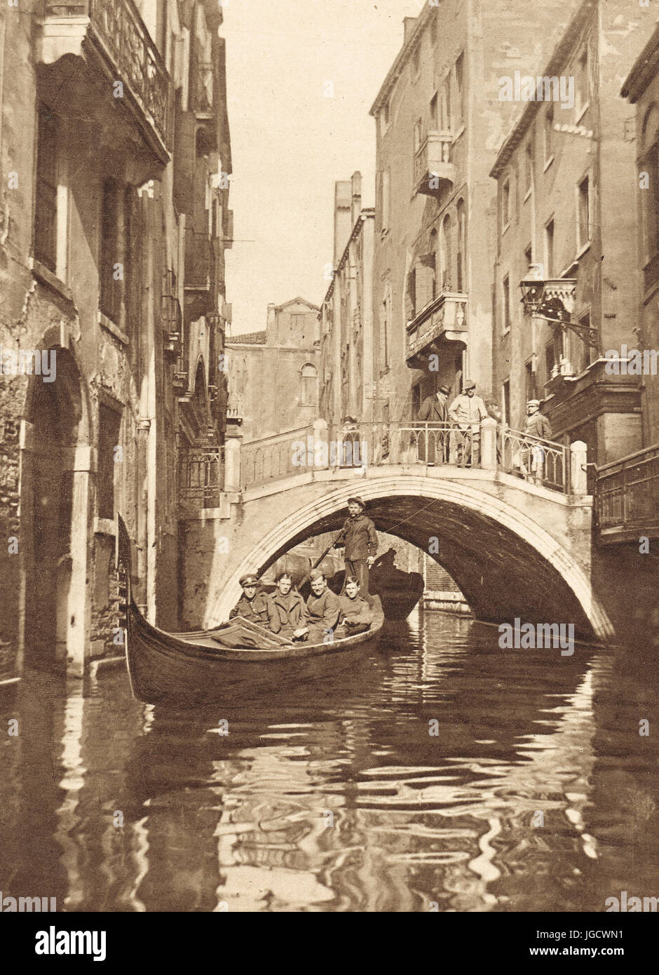 Soldati britannici godendo il giro in Gondola di Venezia a circa 1918 Foto Stock