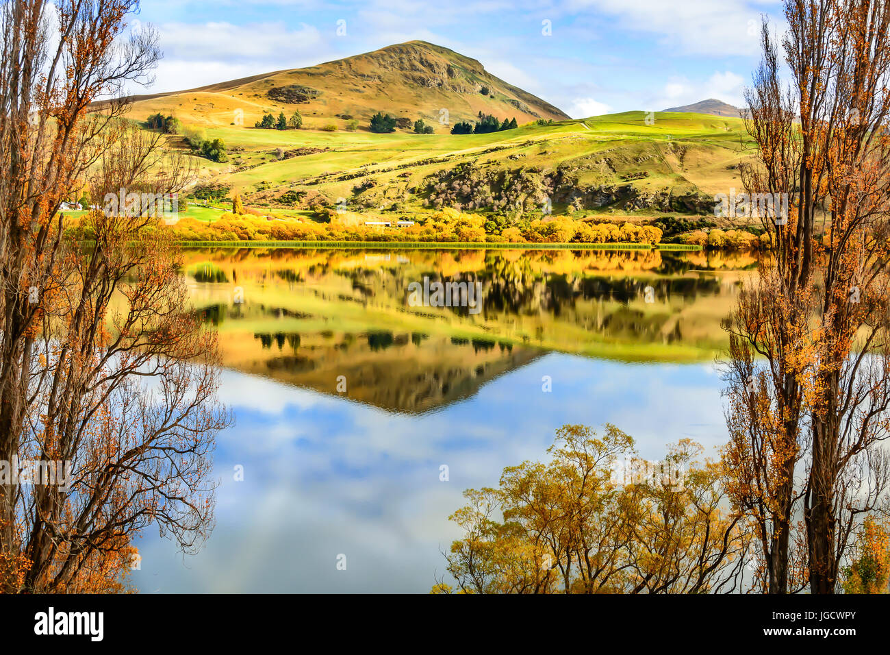 Autunno riflessioni, Lago di Hayes, Queenstown, Isola del Sud, Nuova Zelanda Foto Stock