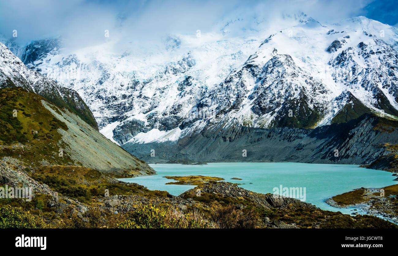 Il lago glaciale ai piedi del Monte Cook montagne, Canterbury, Isola del Sud, Nuova Zelanda Foto Stock