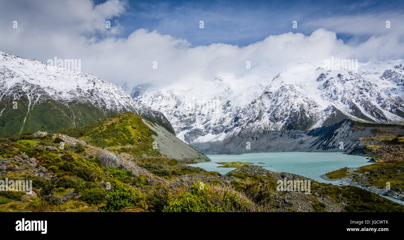 Il lago glaciale ai piedi del Monte Cook montagne, Canterbury, Isola del Sud, Nuova Zelanda Foto Stock