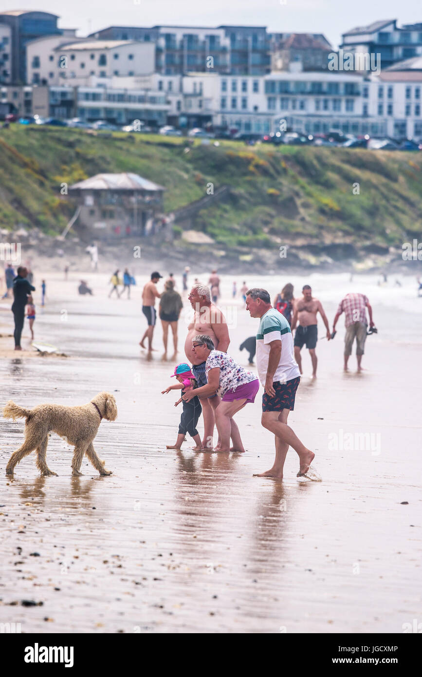 La gente sulla spiaggia. Vacanzieri relax su Fistral Beach in Newquay, Cornwall. Foto Stock