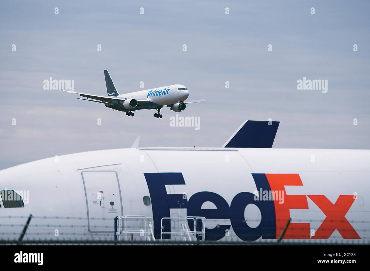 La perfezione del Amazon Air Cargo Jet sopra di atterraggio aereo FedEx a Allentown, Pennsylvania Foto Stock