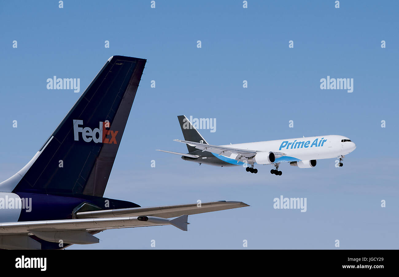La perfezione del Amazon Air Cargo Jet passato atterraggio aereo FedEx coda in corrispondenza di Allentown, Pennsylvania Foto Stock