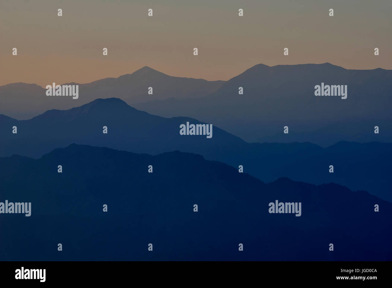 Vista della montagna himalayana gamma come visto da Dalhousie India Foto Stock