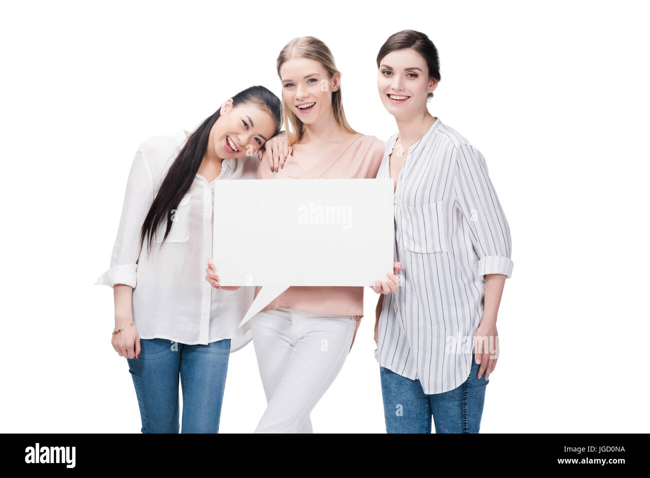 Giovani ragazze sorridenti tenendo vuoto discorso bolla isolato su bianco Foto Stock