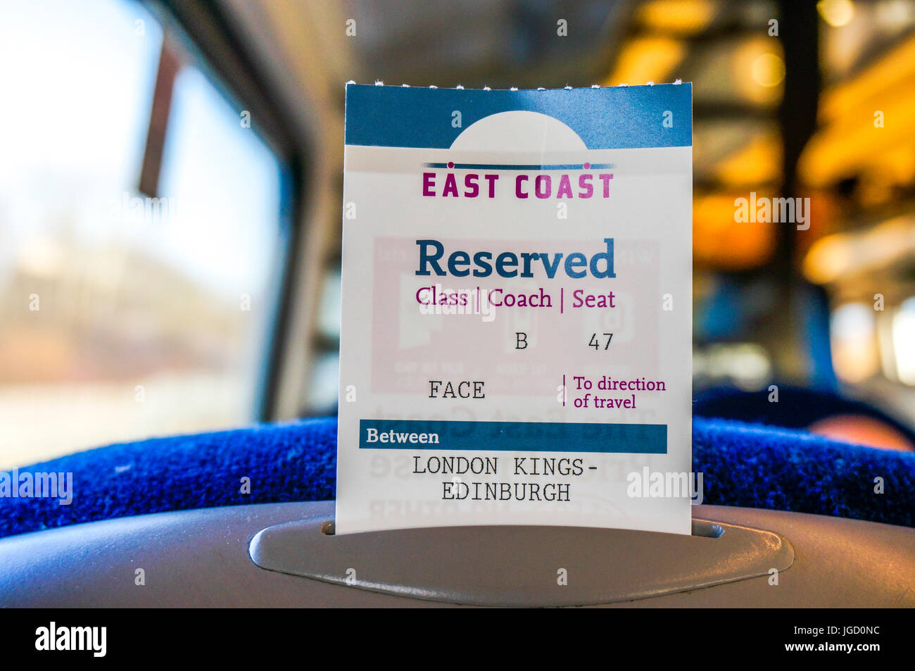 Un biglietto stampato per una finestra riservata sul sedile a Londra Kings Cross a Edimburgo, East Coast in treno. Foto Stock