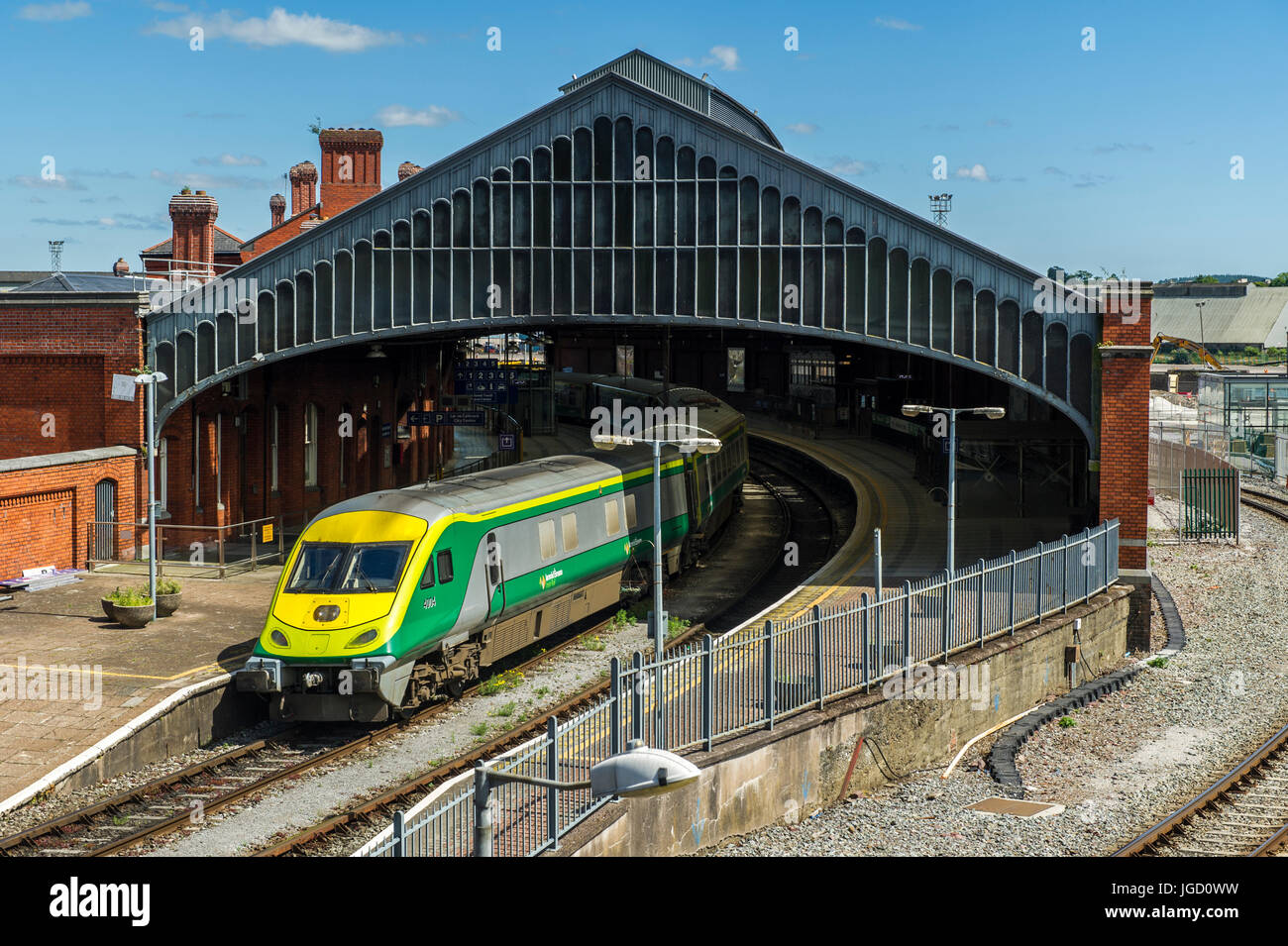 Irish Rail's Kent Train Station, Cork, Irlanda, con un treno in attesa di partire per Dublino. Foto Stock