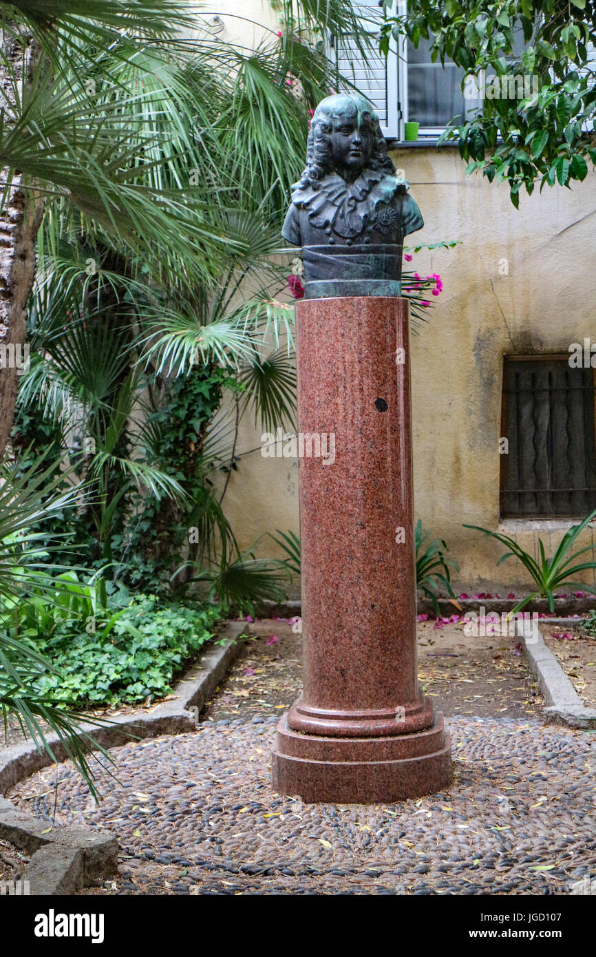 Casa della famiglia Bonaparte in Ajaccio : giardini,colonna che sostiene un busto di l'Aiglon (figlio di Napoléon) scultura di Elie-Jean Vézien Foto Stock