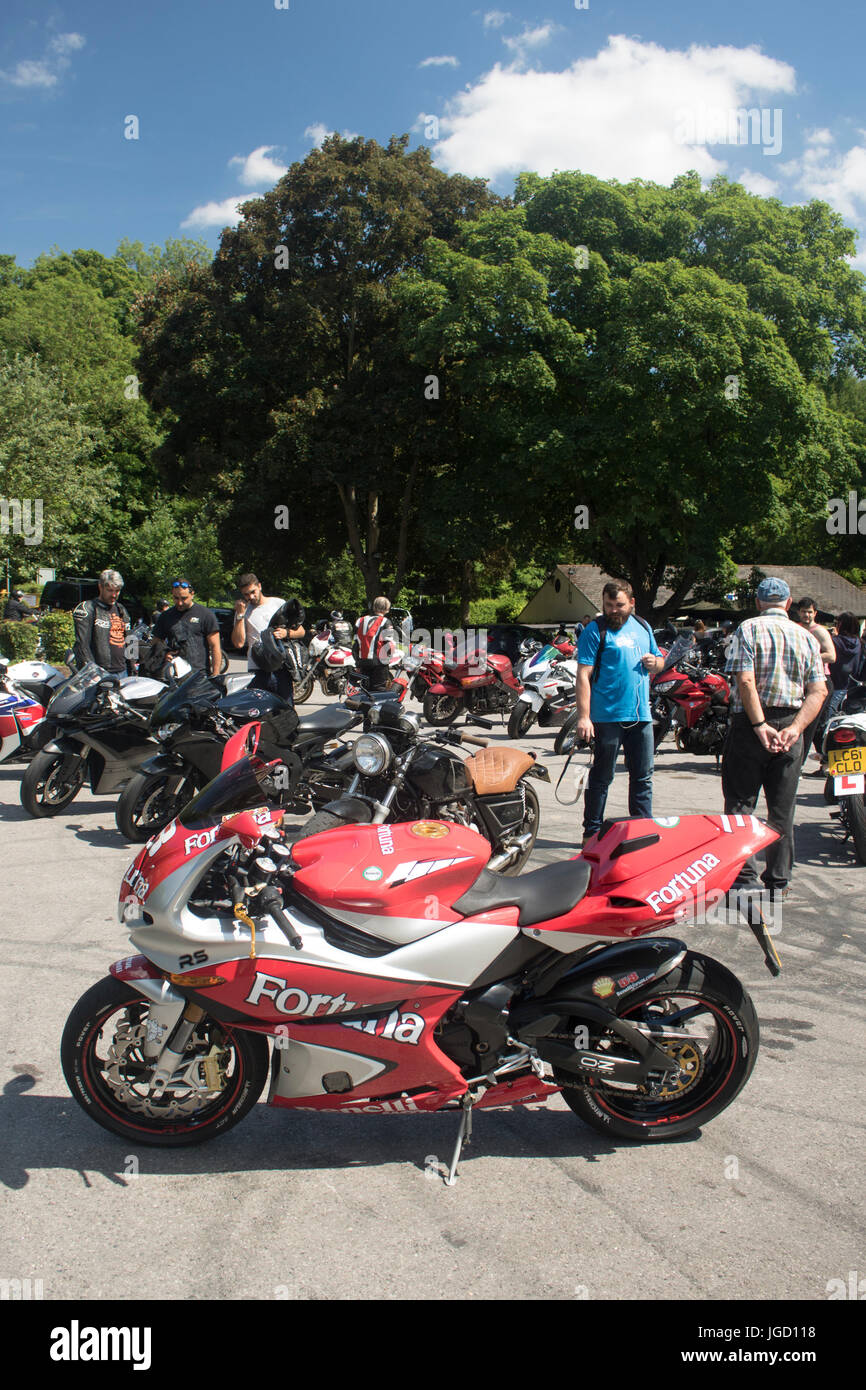 Dorking, Regno Unito-Luglio 02, 2017:appassionati di moto incontro presso il Cafe vicino a Box Hill in Surrey Foto Stock