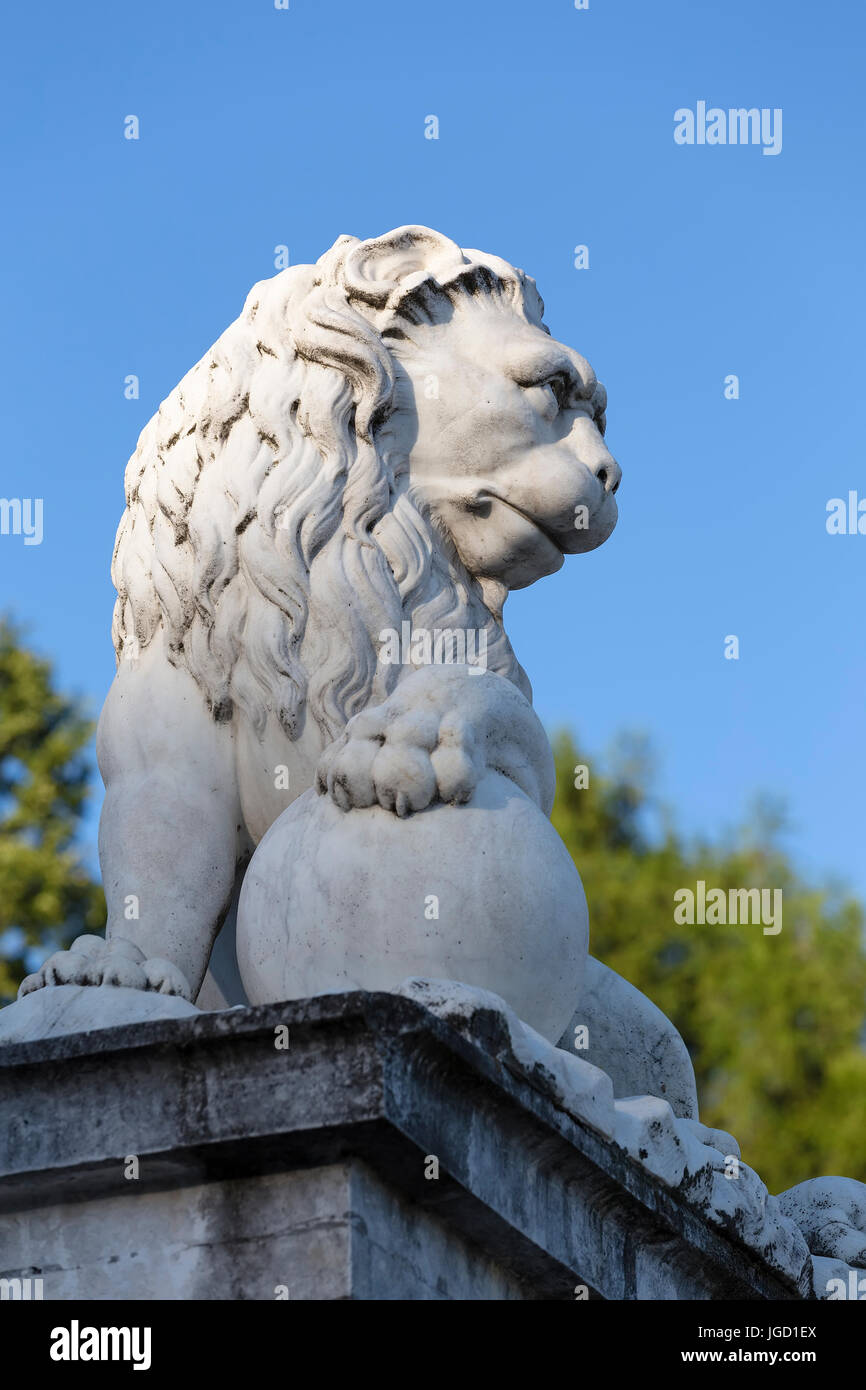 La scultura di un leone in appoggio su una sfera Foto Stock