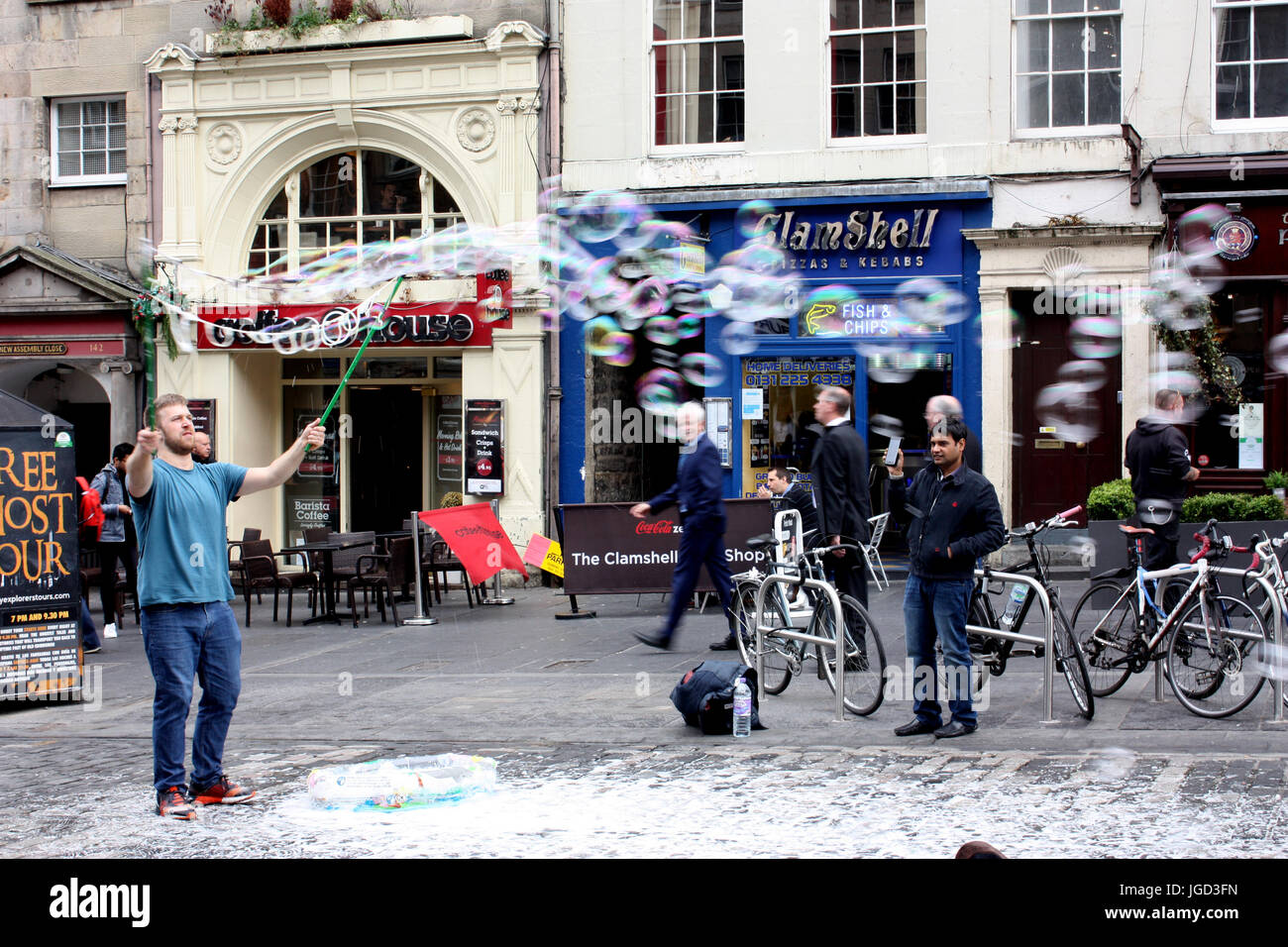 Soffiare bolle sul Royal Mile di Edimburgo, Scozia Foto Stock